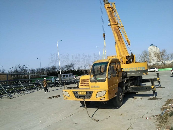 東北膜結構施工吊裝-深圳市燁興膜結構工程有限公司 東北膜結構施工吊裝.jpg